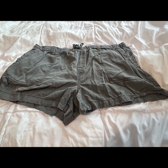 Hunter green linen gap shorts - Picture 1 of 4